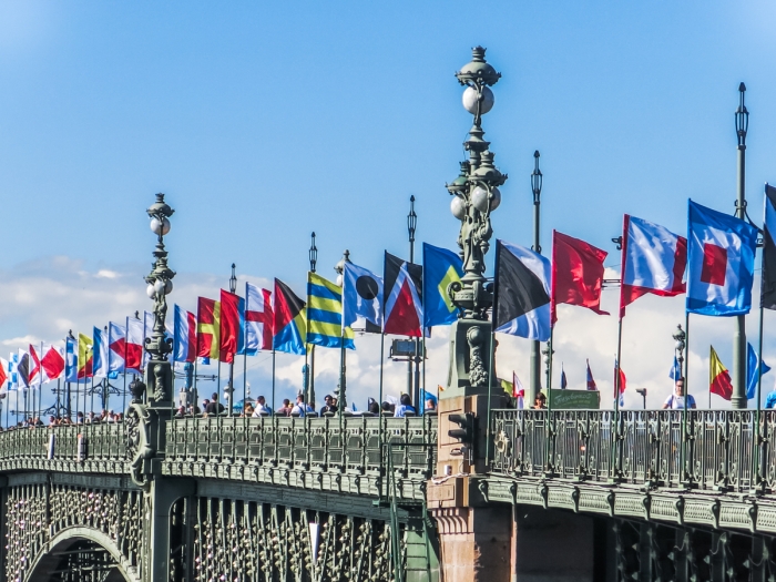 Троицкий мост, флаги