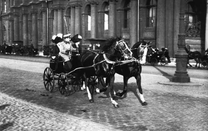 Прогулка по дворцовой набережной 1910