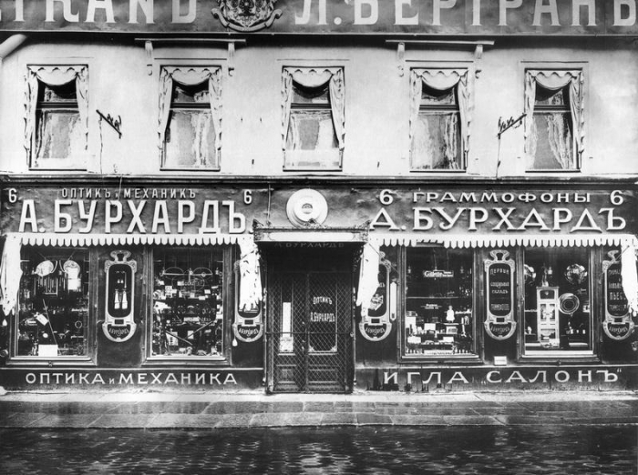 Витрина торгового магазина. Невский пр., д. 6. Фото 1897г.