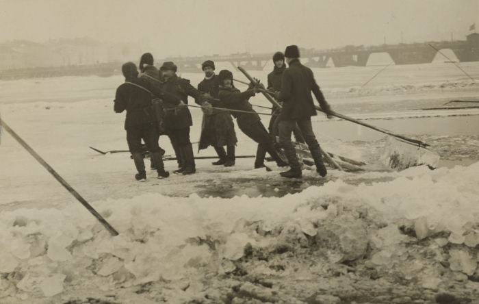 Заготовка льда на Неве 1914